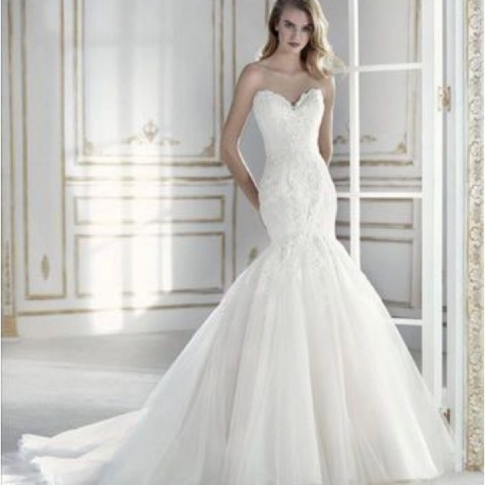 Elegant White Strapless Wedding Gown
